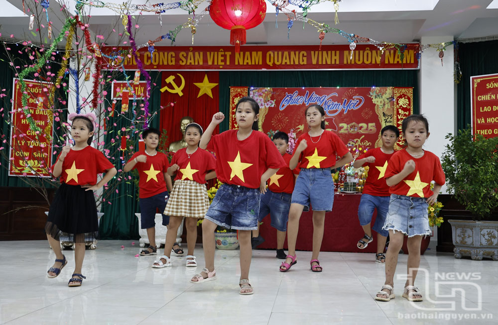 Thiếu nhi ở đảo Đá Tây biểu diễn văn nghệ chào Xuân mới.