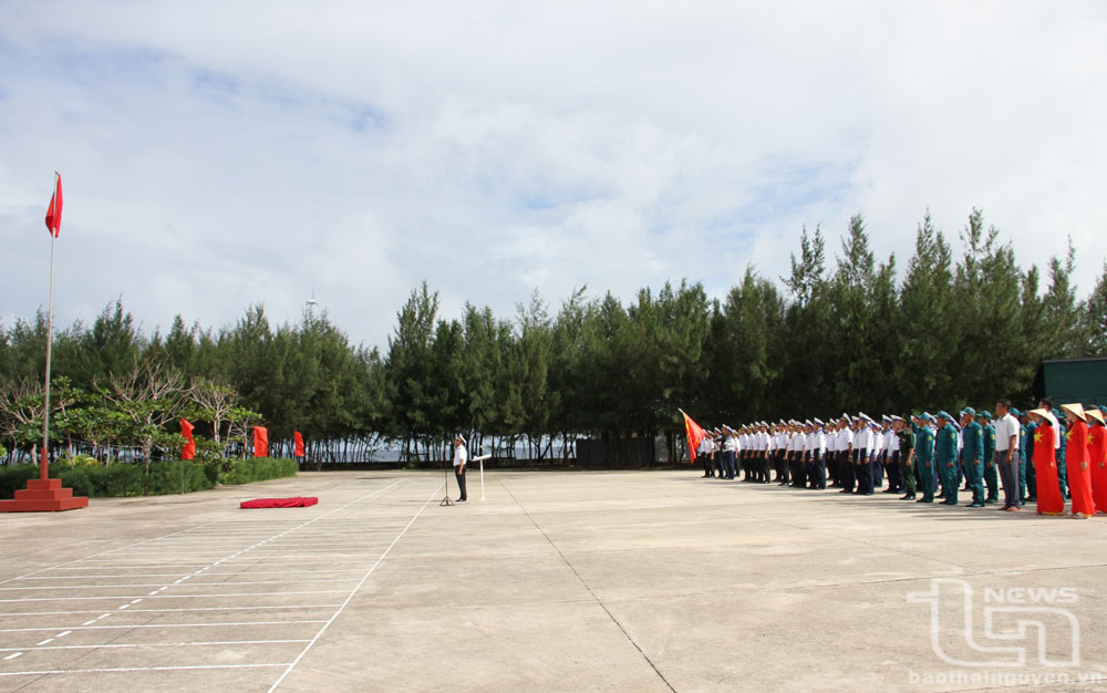 Lễ chào cờ đầu năm mới trang trọng, thiêng liêng.
