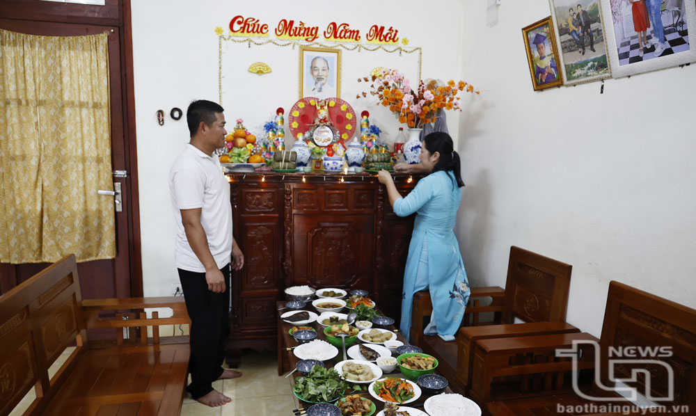 Một hộ dân trên đảo Trường Sa chuẩn bị mâm cơm thắp hương ngày tất niên.