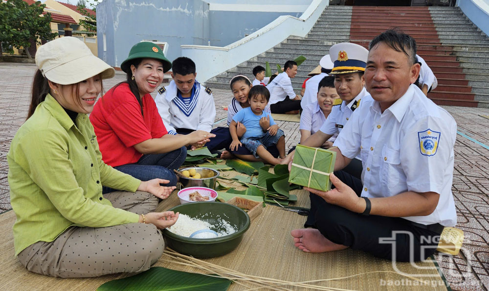 Quân và dân ở đảo Trường Sa chung vui gói bánh chưng đón Tết.