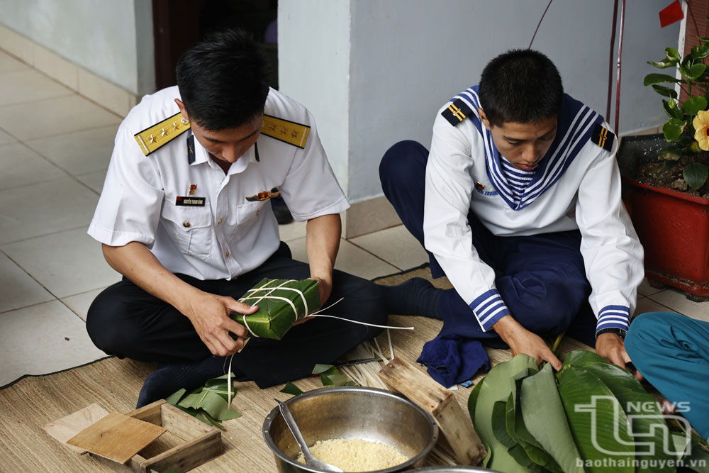 Phong tục gói bánh chưng mang đậm hương vị ngày Tết Nguyên đán ở đất liền được quân dân trên quần đảo Trường Sa lưu giữ.