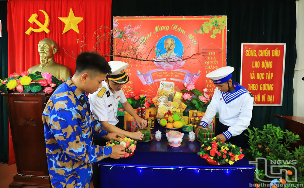 Chiến sĩ ở đảo An Bang trang trí không gian đón Tết của đơn vị.