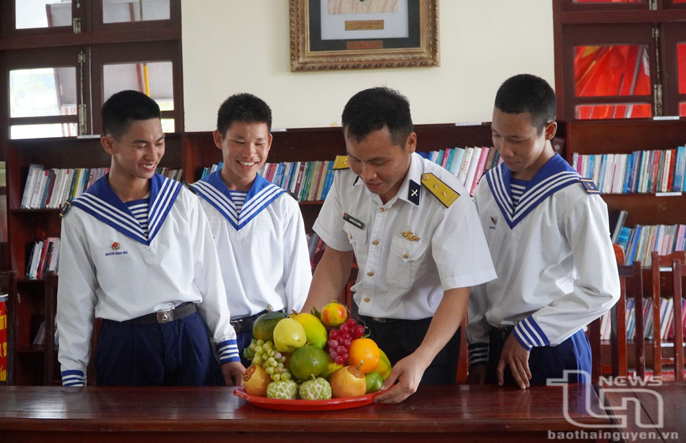 Mâm ngũ quả được các cán bộ, chiến sĩ chuẩn bị chu đáo trong sự háo hức đón chờ năm mới.