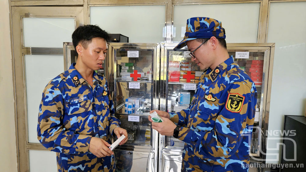 Các y, bác sĩ Bệnh xá đảo Đá Tây kiểm tra số thuốc, vật tư y tế được cấp phát cho đơn vị.