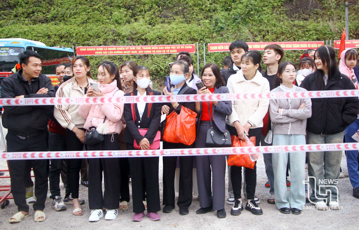 Người dân địa phương và các tân binh huyện Võ Nhai trước giờ tổ chức Lễ giao nhận quân.
