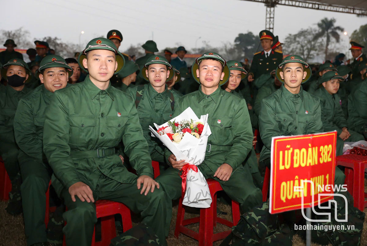 Các tân binh của huyện Đại Từ trong ngày hội tòng quân.