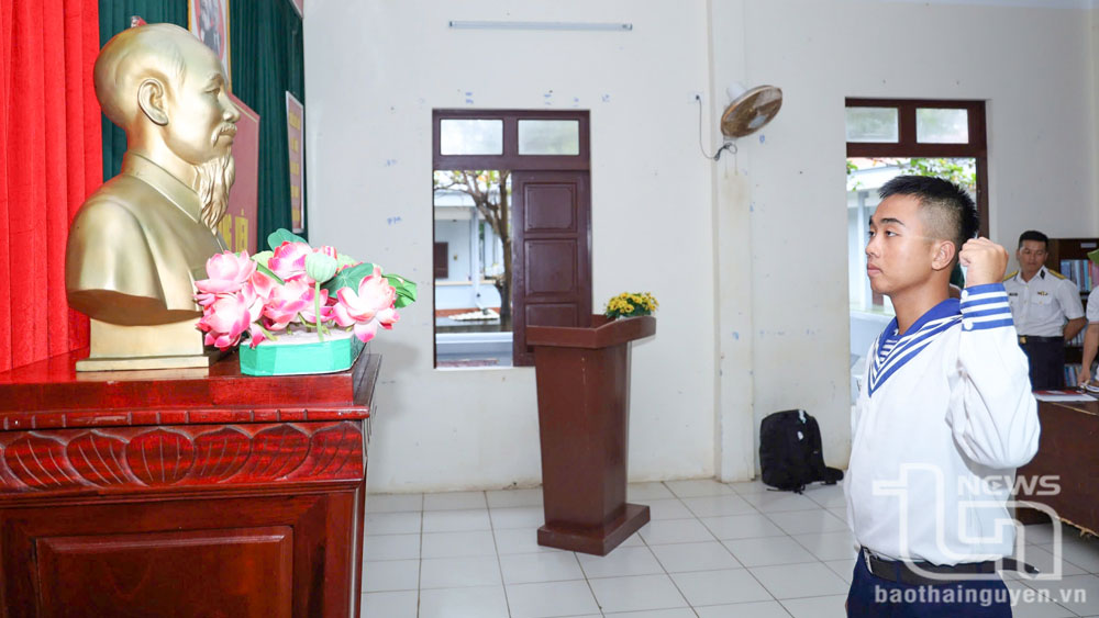 Tự hào chiến sĩ trẻ được kết nạp đảng tại Trường Sa