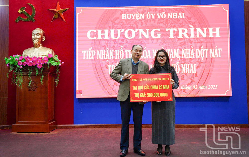 Huyện Võ Nhai tiếp nhận hỗ trợ từ Công ty cổ phần Viglacera Thái Nguyên.