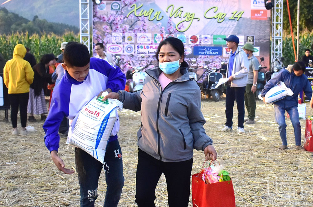 Mang yêu thương lên núi