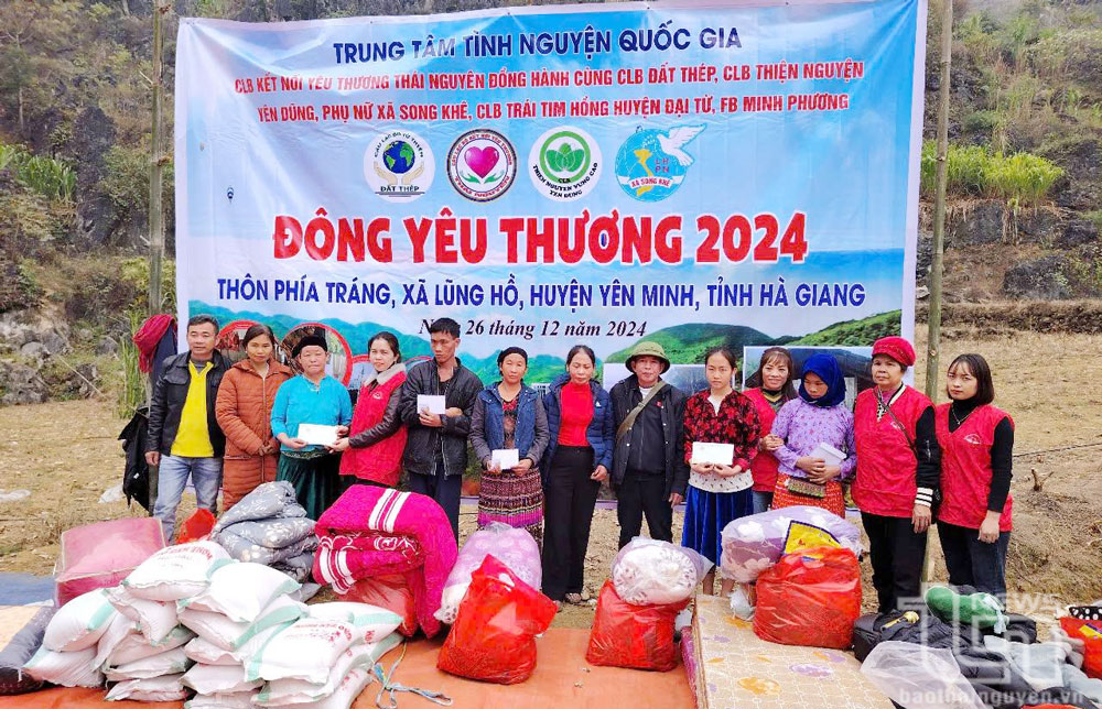 Chương trình thiện nguyện Đông yêu thương của Câu lạc bộ Kết nối yêu thương tổ chức tại huyện Yên Minh, tỉnh Hà Giang.