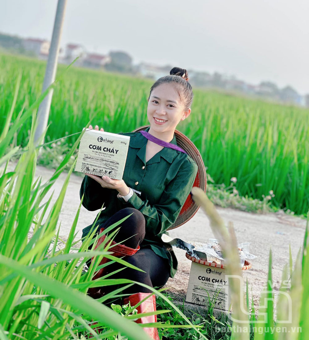 Chị Bùi Thị Hải Yến và sản phẩm cơm cháy.