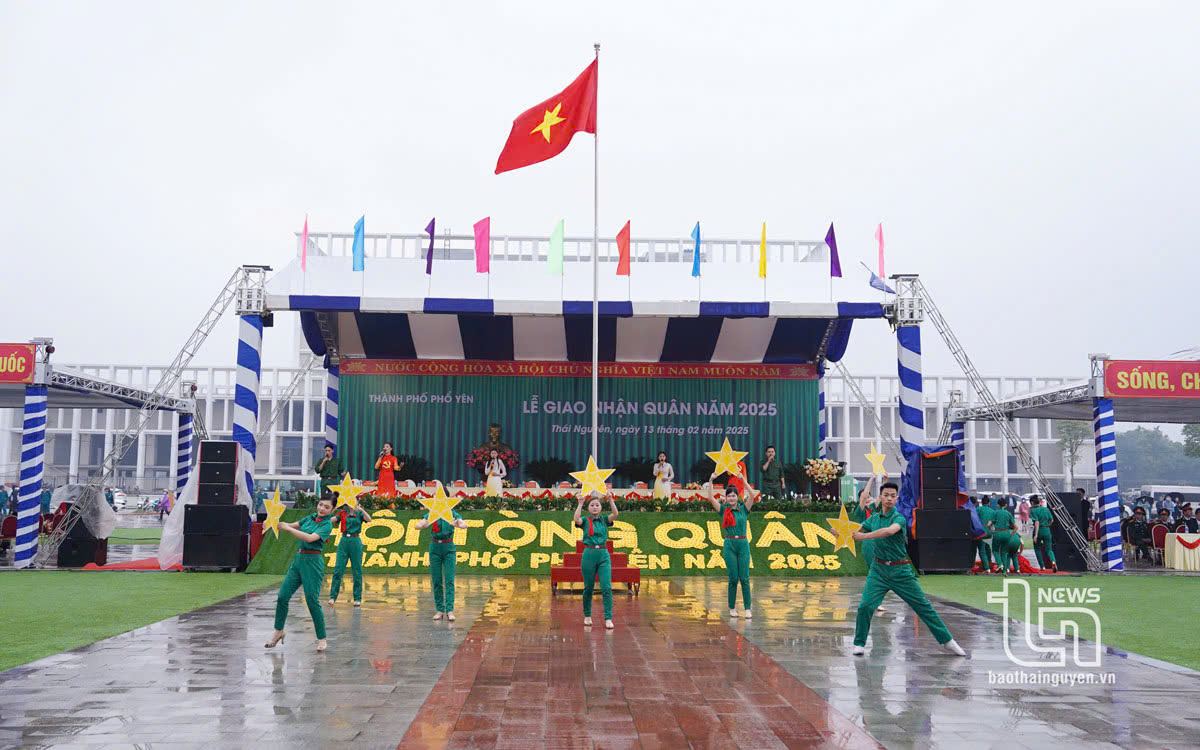 Một tiết mục nghệ thuật biểu diễn trong Lễ giao nhận quân tại TP. Phổ Yên.
