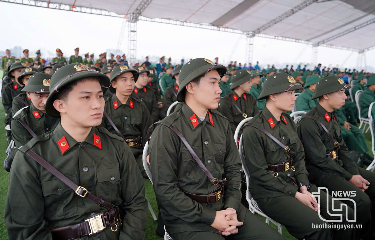 Các tân binh TP. Phổ Yên trong ngày lên đường nhập ngũ.