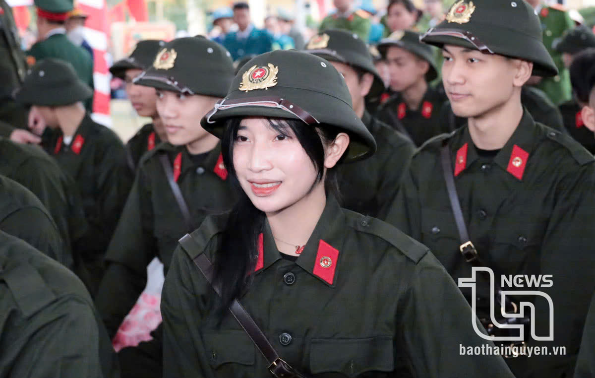 Các tân binh nữ tại Lễ giao nhận quân ở TP. Thái Nguyên.