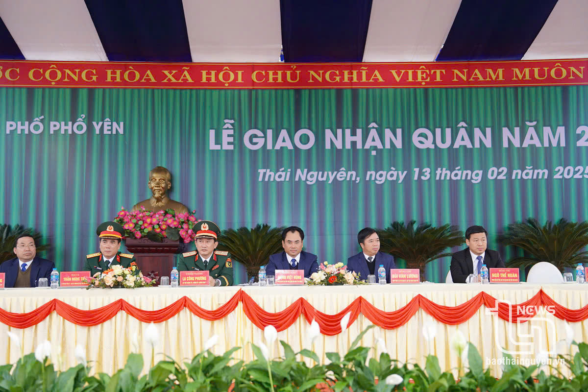 Đồng chí Trịnh Việt Hùng, Ủy viên dự khuyết Trung ương Đảng, Bí thư Tỉnh ủy, dự Lễ giao nhận quân, động viên tân binh tại TP. Phổ Yên.