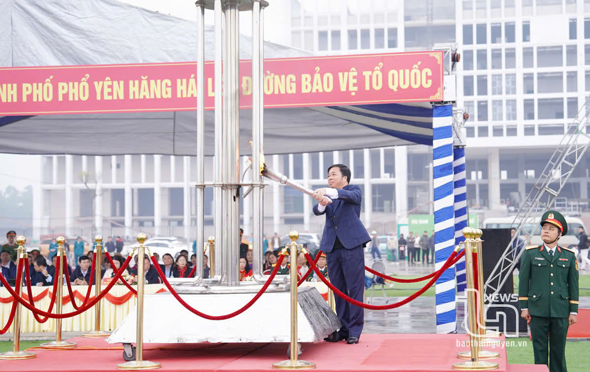 Đồng chí Bùi Văn Lương, Ủy viên Ban Thường vụ Tỉnh ủy, Bí thư Thành ủy Phổ Yên, thắp lửa truyền thống.