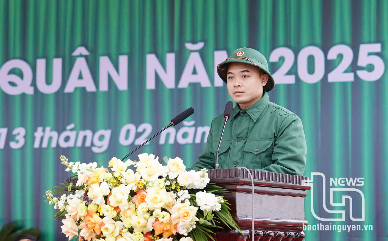Đại diện tân binh lên đường nhập ngũ phát biểu thể hiện quyết tâm hoàn thành xuất sắc nhiệm vụ được giao.