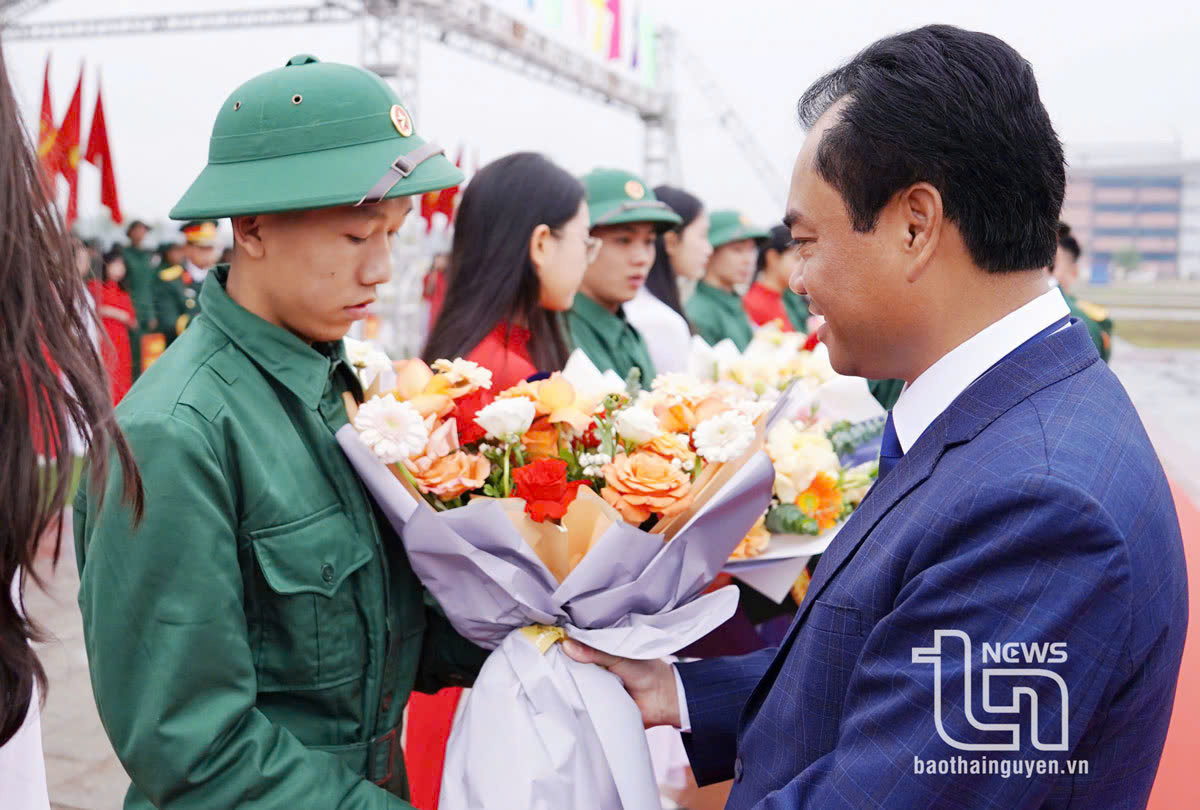 Đồng chí Bí thư Tỉnh ủy Trịnh Việt Hùng tặng hoa chúc mừng, động viên các tân binh.