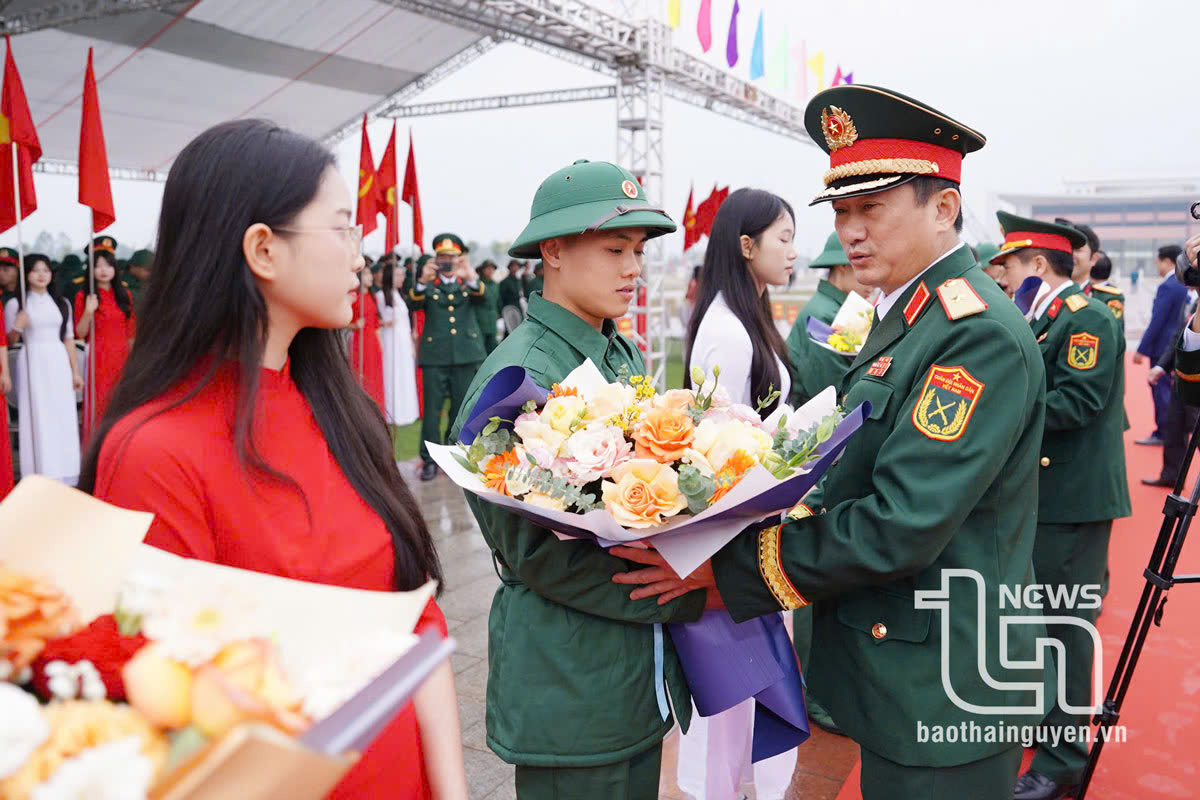 Thiếu tướng La Công Phương, Bí thư Đảng ủy, Chính ủy Quân khu, chúc mừng, động viên tân binh.