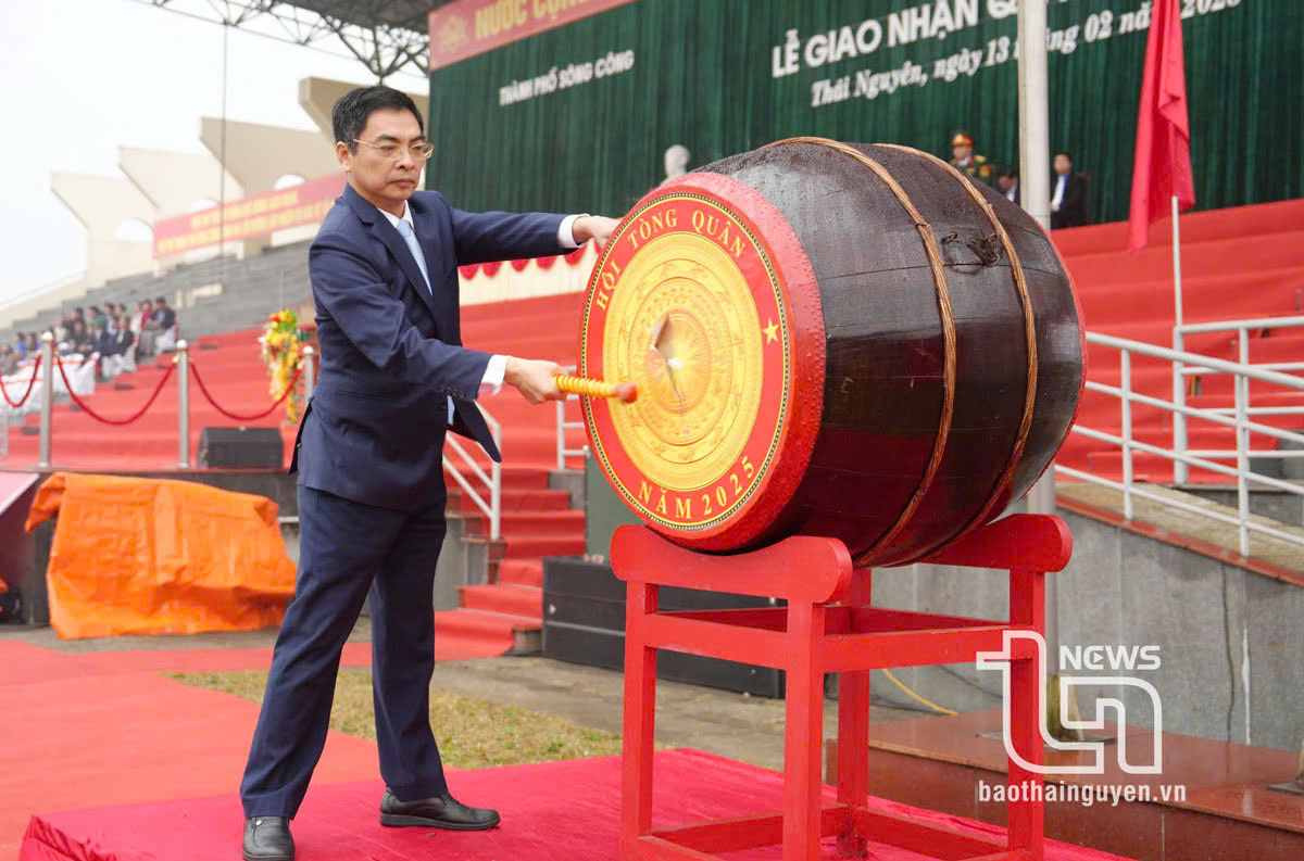 Lãnh đạo TP. Sông Công gióng trống tại Lễ giao nhận quân.