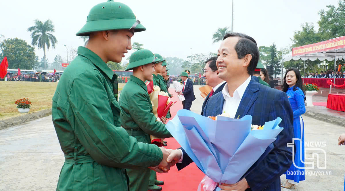 Đồng chí Phạm Hoàng Sơn, Phó Bí thư Thường trực Tỉnh ủy, Chủ tịch HĐND tỉnh, dự Lễ giao nhận quân, động viên tân binh tại huyện Đại Từ.