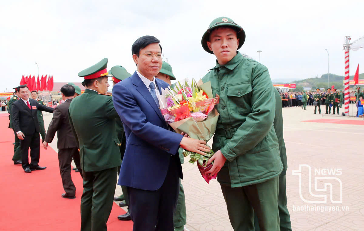 Đồng chí Dương Văn Tiến, Ủy viên Ban Thường vụ Tỉnh ủy, Chủ tịch Ủy ban MTTQ tỉnh, động viên tân binh huyện Võ Nhai.