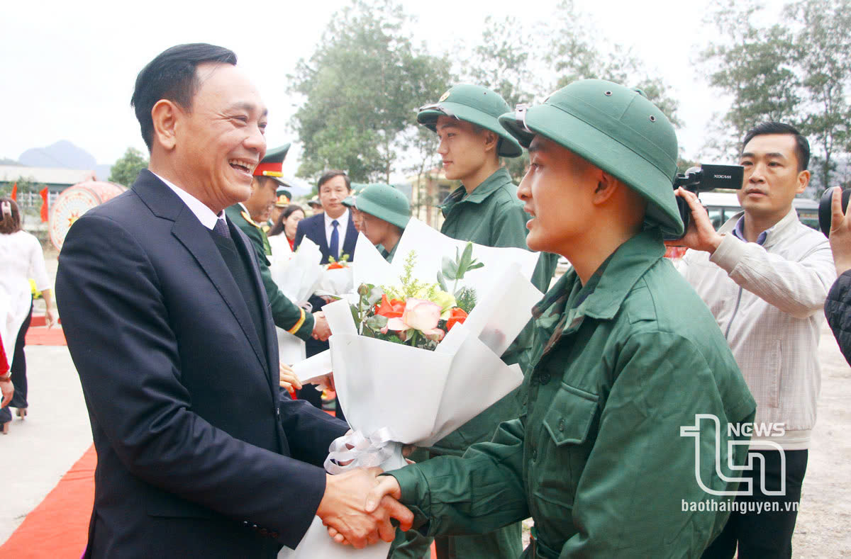 Đồng chí Phạm Văn Thọ, Ủy viên Ban Thường vụ, Trưởng Ban Nội chính Tỉnh ủy, động viên tân binh huyện Võ Nhai.