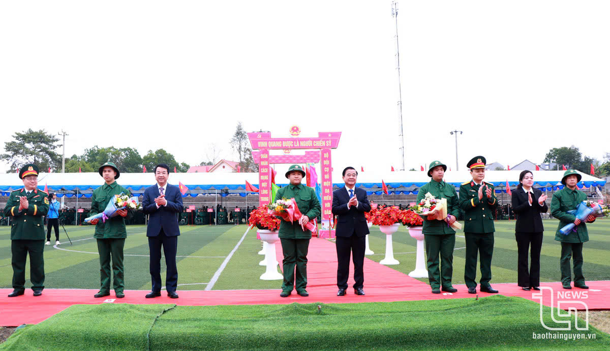 Đồng chí Đỗ Đức Công, Ủy viên Ban Thường vụ Tỉnh ủy, Phó Chủ tịch Thường trực HĐND tỉnh và Đồng chí Nguyễn Thanh Bình, Phó Chủ tịch UBND tỉnh, chúc mừng, động viên tân binh huyện Phú Bình.