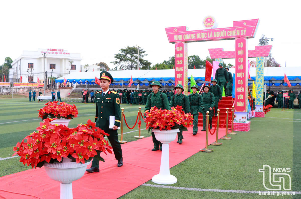 Huyện Phú Bình có 300 công dân lên đường nhập ngũ, trong đó có 262 người thực hiện nghĩa vụ quân sự, 38 người thực hiện nghĩa vụ Công an nhân dân.