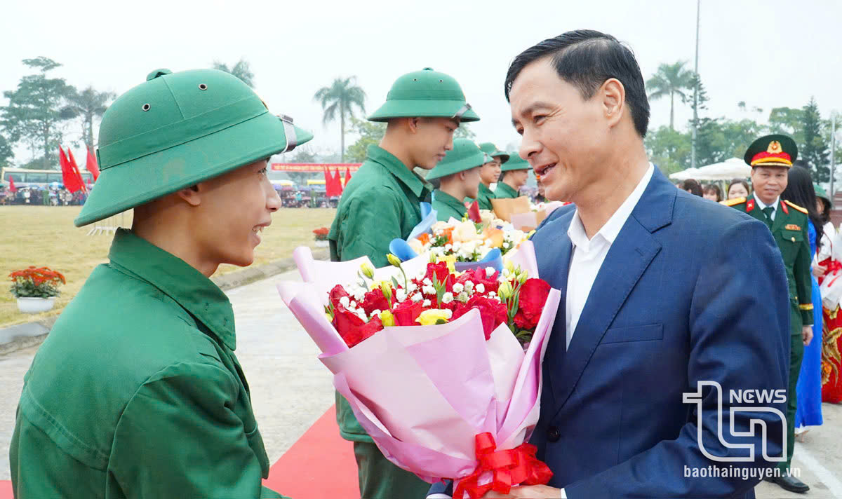 Đồng chí Vũ Duy Hoàng, Ủy viên Ban Thường vụ, Trưởng Ban Tuyên giáo và Dân vận Tỉnh ủy, động viên tân binh huyện Đại Từ.