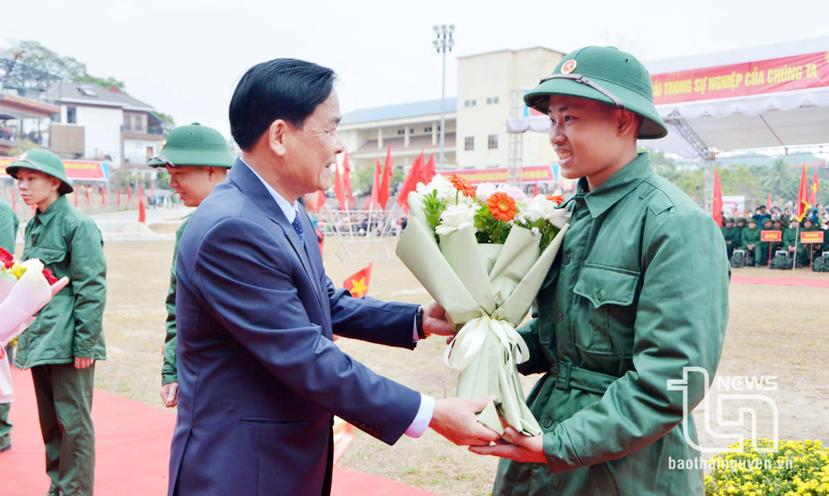 Đồng chí Hoàng Văn Hùng, Ủy viên Ban Thường vụ, Chủ nhiệm Ủy ban Kiểm tra Tỉnh ủy, động viên tân binh huyện Phú Lương.