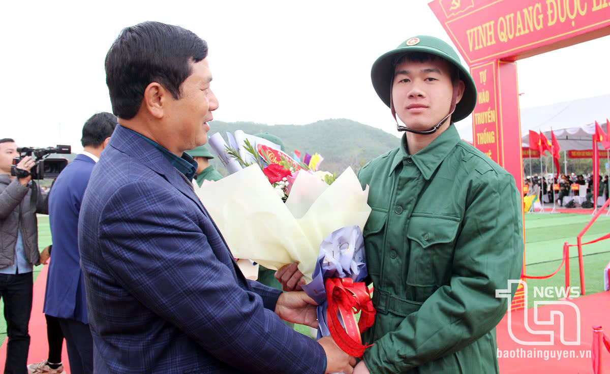 Đồng chí Phạm Thái Hanh, Ủy viên Ban Thường vụ Tỉnh ủy, động viên tân binh huyện Đồng Hỷ.