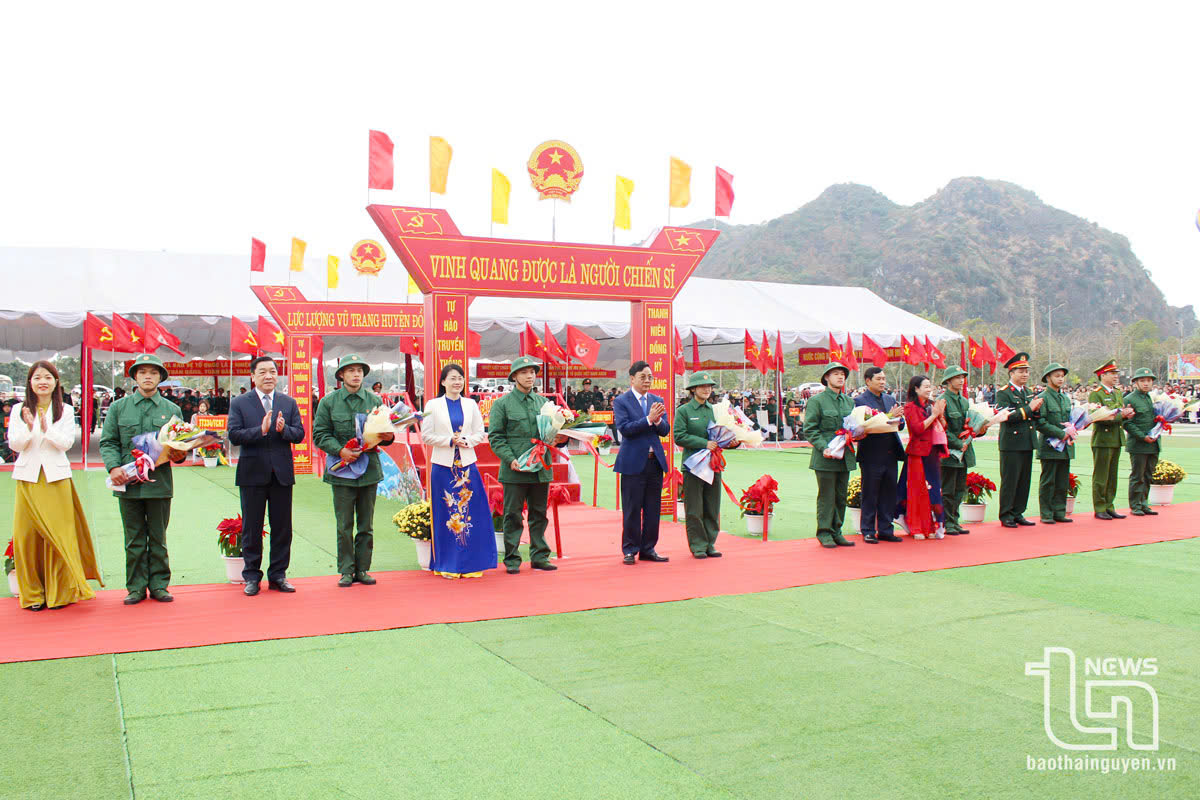 Đồng chí Phạm Thái Hanh, Ủy viên Ban Thường vụ Tỉnh ủy và đồng chí Đặng Xuân Trường, Phó Chủ tịch Thường trực UBND tỉnh, chúc mừng, động viên tân binh huyện Đồng Hỷ