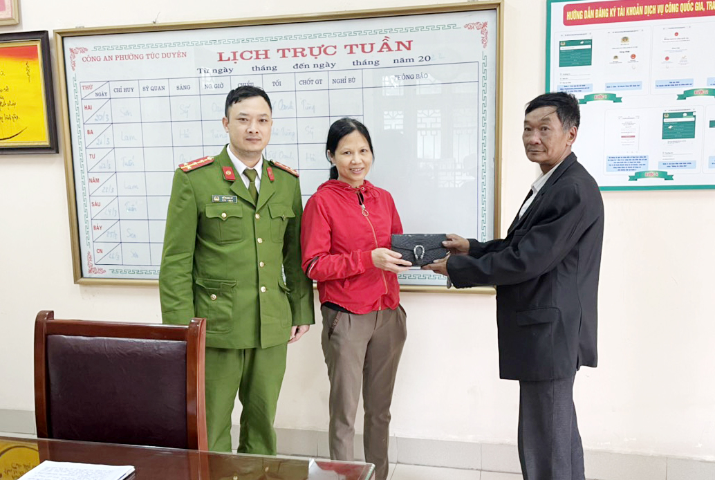 Ông Đặng Đình Bính trả lại nhiều tài sản nhặt được cho người đánh rơi