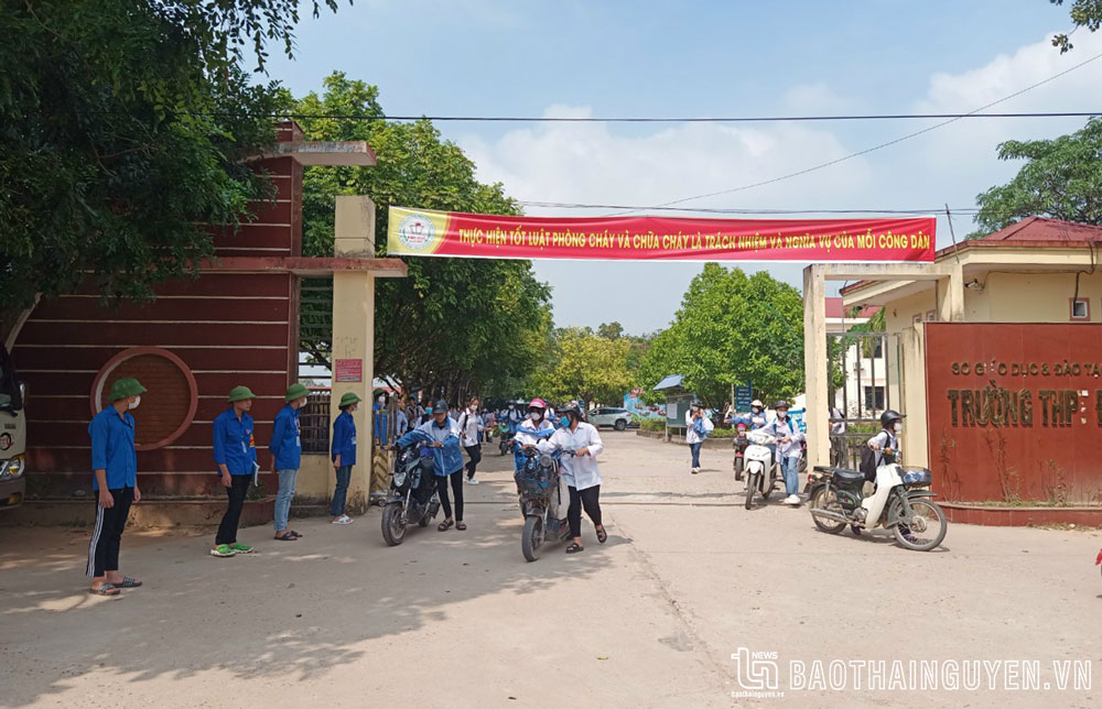 Trường THPT Điềm Thụy duy trì hiệu quả mô hình Cổng trường an toàn giao thông. Ảnh T.L