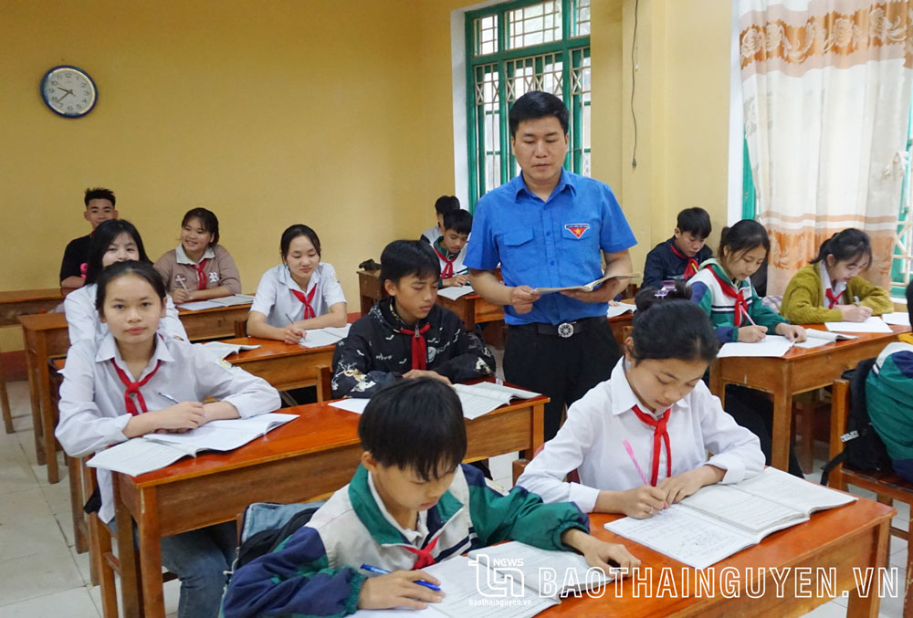 “Ngọn đuốc” soi sáng bản Mông