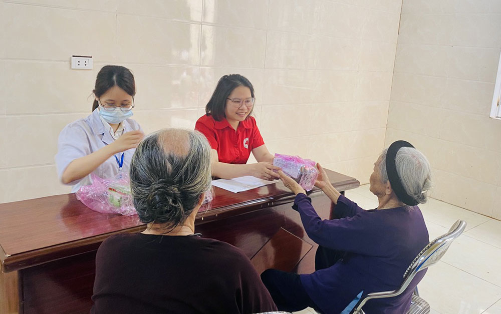 Khám, tư vấn và cấp thuốc miễn phí cho 100 đối tượng chính sách