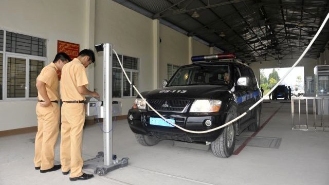 Sẵn sàng tăng cường Cảnh sát giao thông cho các trung tâm đăng kiểm quá tải