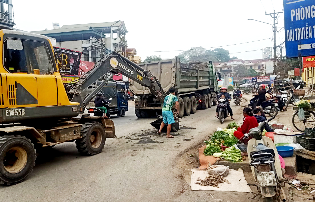 Xử lý lái xe chở bùn ao bị rơi vãi trên Quốc lộ 3