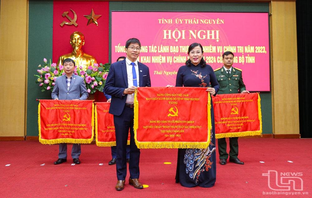 Đồng chí Nguyễn Thanh Hải, Ủy viên Trung ương Đảng, Bí thư Tỉnh ủy, Trưởng Đoàn đại biểu Quốc hội tỉnh trao Cờ thi đua “Hoàn thành xuất sắc nhiệm vụ” tiêu biểu 5 năm liền (2018-2022) cho Công ty CP CNT GROUP.