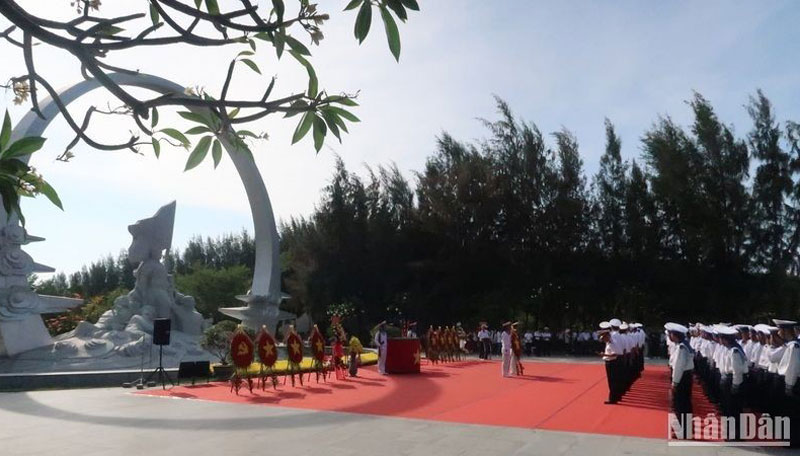 Dâng hương, tưởng niệm các anh hùng liệt sĩ đã anh dũng hy sinh trong sự nghiệp bảo vệ chủ quyền biển, đảo thiêng liêng của Tổ quốc