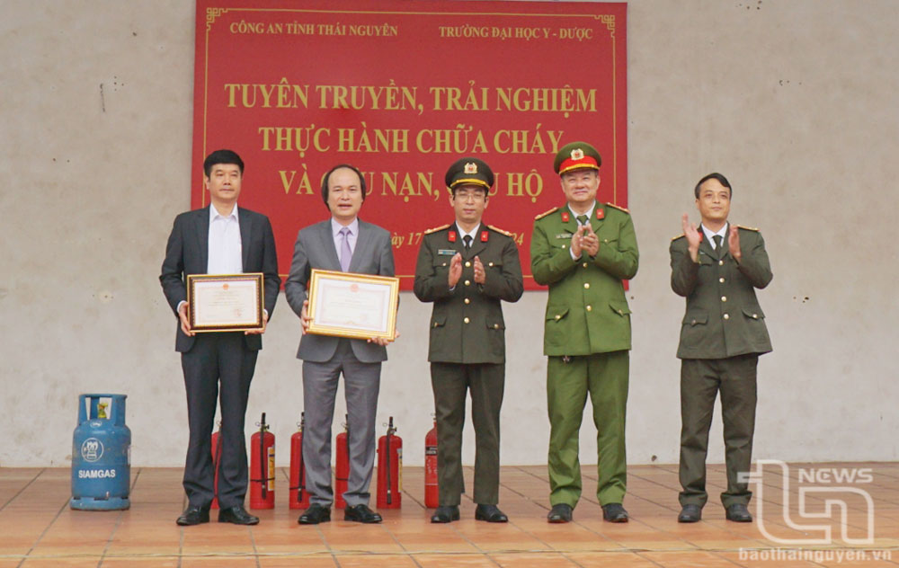 Trường Đại học Y - Dược: Đón nhận bằng khen về phòng cháy, chữa cháy