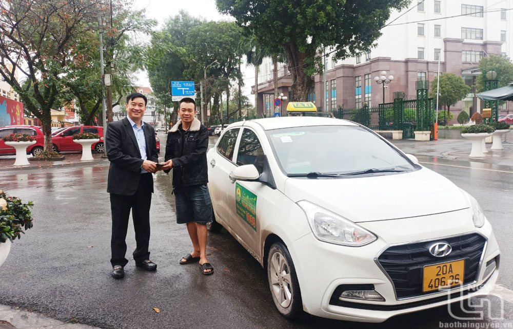 Lái xe taxi Mai Linh trả lại tiền cho khách đánh rơi