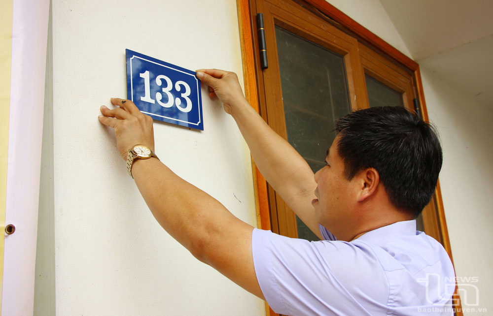 Lãnh đạo thị trấn Đu gắn biển số nhà đầu tiên tại buổi ra quân.
