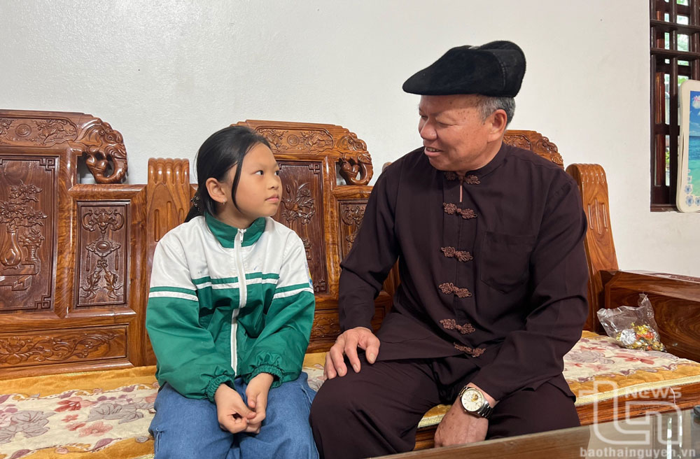 Hoa thơm nở giữa núi rừng, kỳ 1: “Trụ cột” của bản là đảng viên