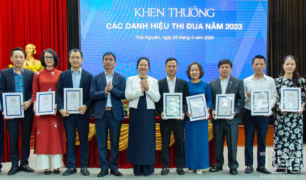 Lãnh đạo Công ty trao thưởng cho các tập thể, cá nhân có thành tích xuất sắc trong sản xuất, kinh doanh.
