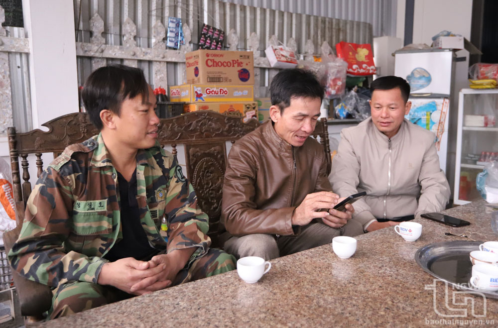 Thành viên Tổ công nghệ số cộng đồng xóm Cà Phê 1 (xã Minh Lập (Đồng Hỷ) thường xuyên phổ biến các nội dung hỗ trợ người dân trên địa bàn nhận biết, cảnh giác, tránh bị lừa đảo qua mạng.