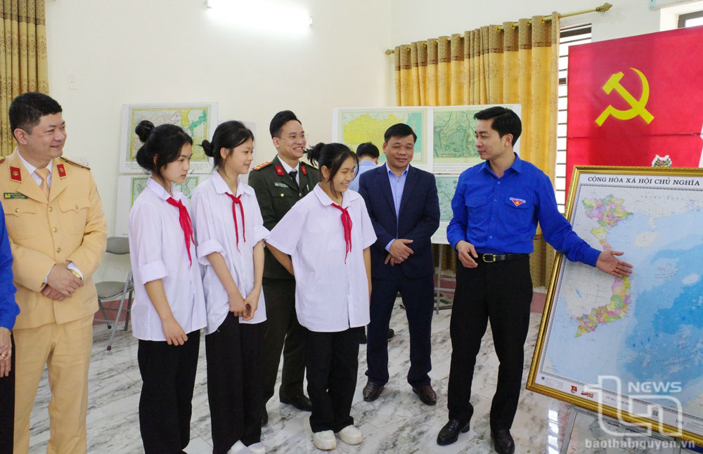 "Tự hào một dải non sông"
