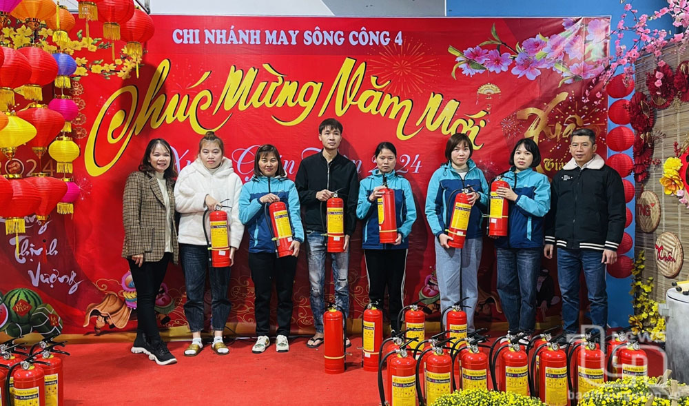 TNG tặng 3.000 bình chữa cháy cho người lao động