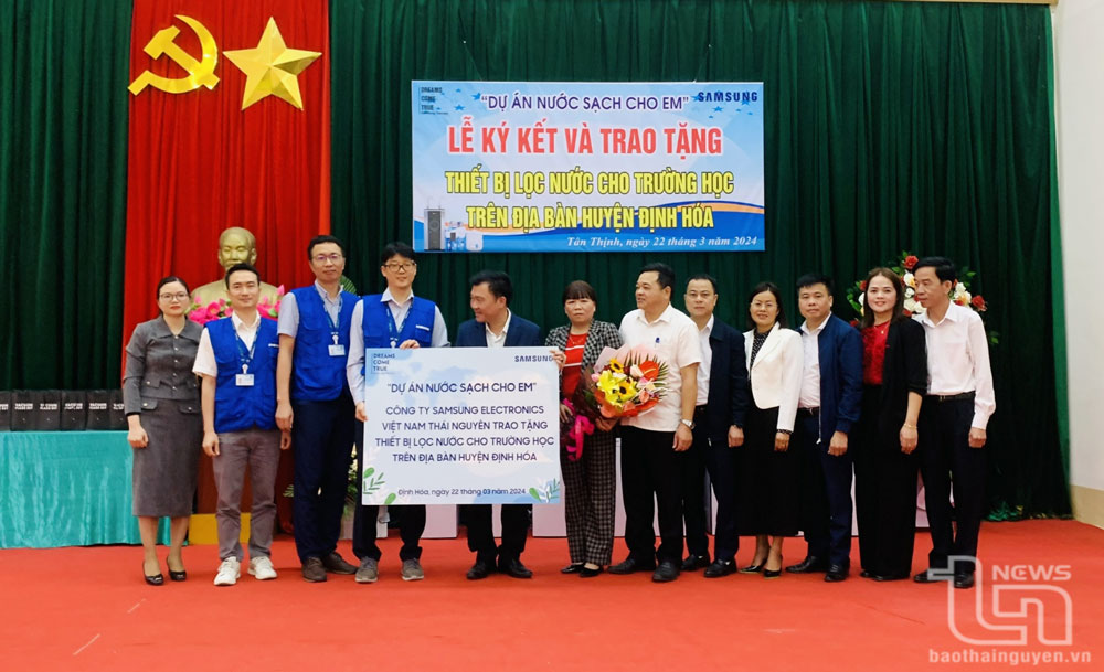 Samsung Thái Nguyên trao thiết bị lọc nước tặng các trường tại Định Hóa